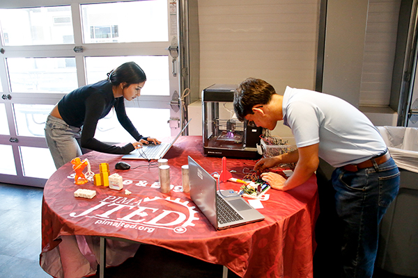Students play with robotics on a table
